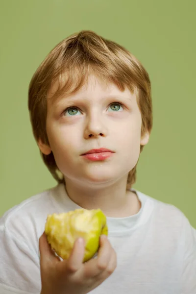 Das Siebenjährige Blonde Kind Isst Einen Apfel — Stockfoto