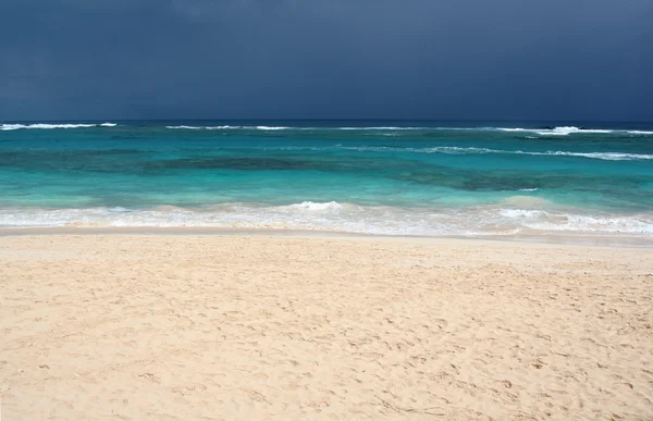 Драматический пляж — стоковое фото