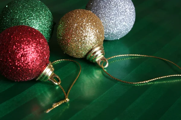 四个闪亮的圣诞球 — 图库照片