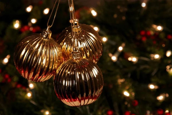 Tres adornos de Navidad dorados —  Fotos de Stock