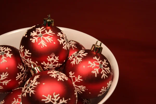 Чаша красных рождественских балов — стоковое фото