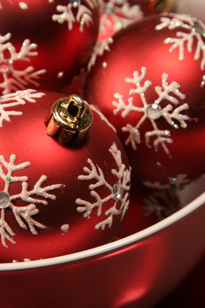 Kom met rode kerstballen — Stockfoto