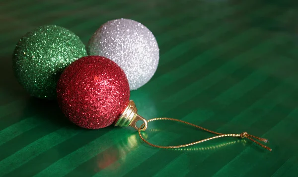 Drie glanzende kerstballen — Stockfoto