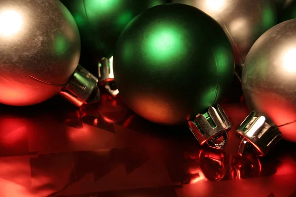 Groene en zilver kerstballen — Stockfoto