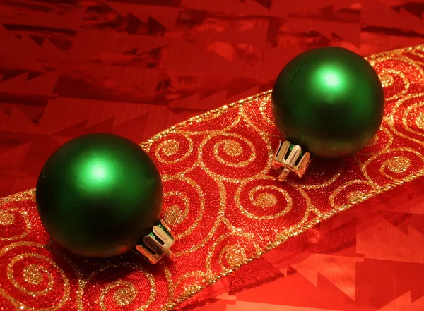 リボン上の 2 つの緑色のボール — ストック写真