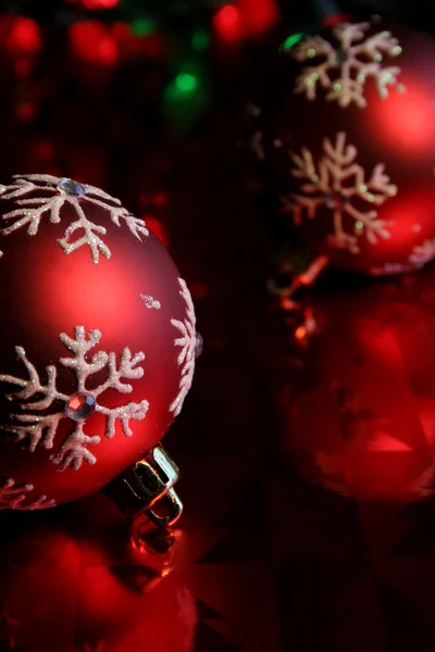 Rode sneeuwvlok kerstballen upclose — Stockfoto