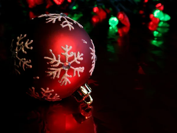 Resting Red Snowflake Bauble — Stock Photo, Image