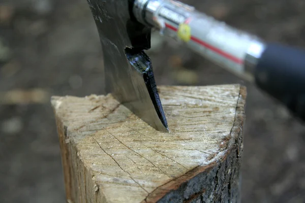 Beil in einem Stück Holz — Stockfoto