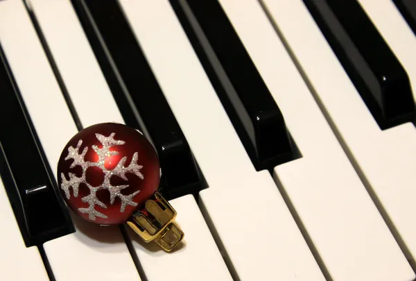 Julgranskula på pianotangenter — Stockfoto