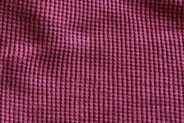 mor bir sweat-shirt bir close-up.