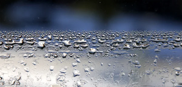 Een Samenvatting Van Condensatie Van Het Water Tegen Een Blauwe — Stockfoto
