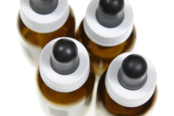 Fyra Dropper Flaskor Som Innehåller Naturläkemedel Medicin Isolerad Vit Bakgrund — Stockfoto