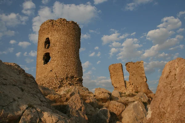 Velho castelo em ruínas em uma colina em Balaklava, Crimeia, Ucrânia — Fotografia de Stock