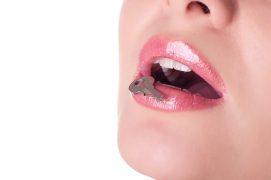 alt dudağı istirahat portre portre genç kadın model parlak ruj ile ok işareti ile küçük bir anahtar ile oyulmuş