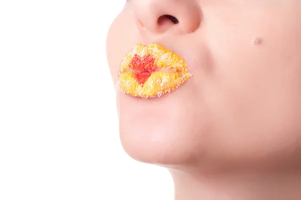 Zbliżenie Portret Kobiece Usta Szminką Jasny Żółty Posypane Czerwone Serce — Zdjęcie stockowe