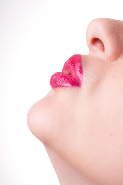 Gros plan portrait studio de jeune mannequin femme avec rouge à lèvres lumineux et goutte — Photo