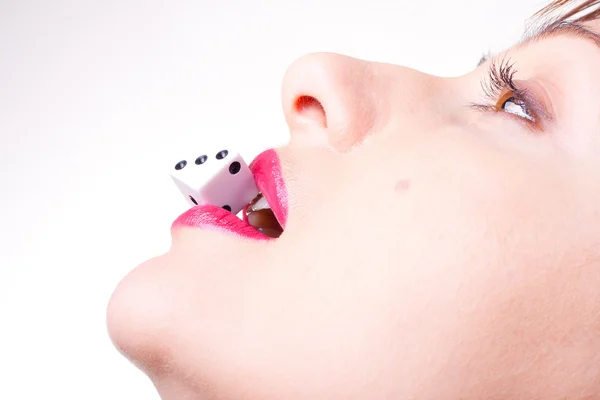 Retrato de primer plano del modelo femenino joven con lápiz labial rojo brillante sosteniendo gam — Foto de Stock