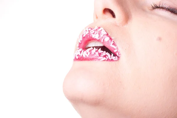 Gros plan portrait studio de jeune visage féminin avec rouge à lèvres rouge vif et s — Photo