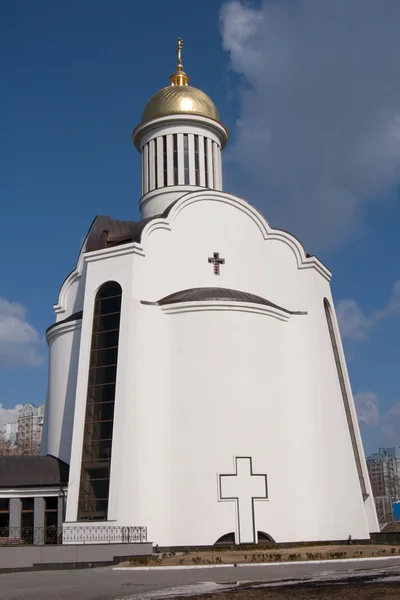 Large Orthodox church against pretty blue sky — Stock Photo, Image