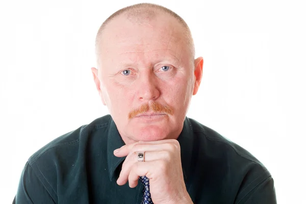 Портрет дорослого чоловіка з короткою стрижкою і червоними вусами — стокове фото