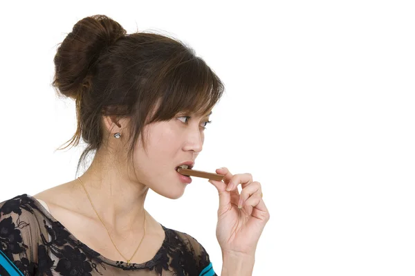 Όμορφη γυναίκα τρώει σοκολάτα — Φωτογραφία Αρχείου