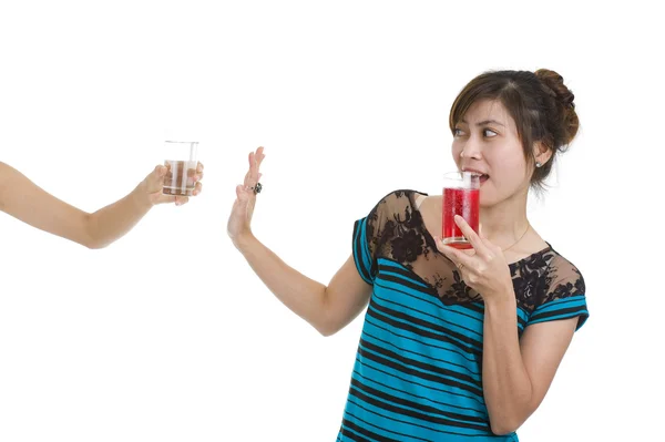 Jonge vrouw houdt niet van water — Stockfoto