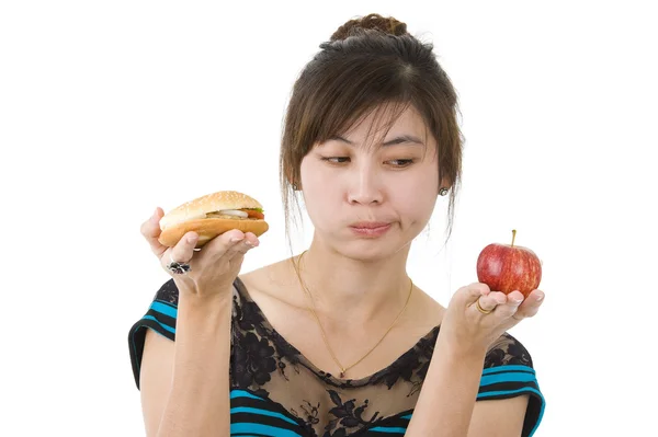 Mujer con hamburguesa y manzana — Foto de Stock