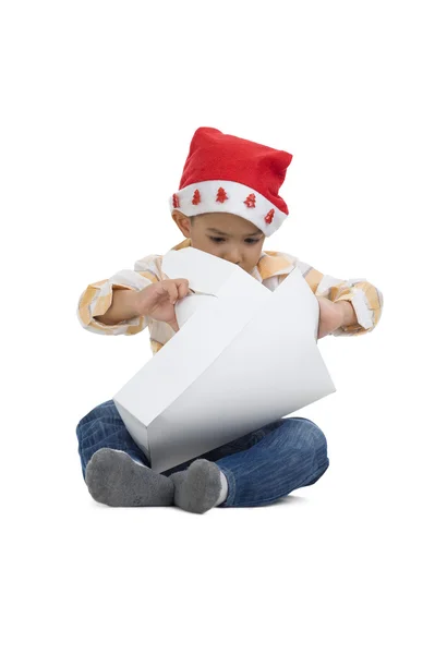 Chłopak otwierając prezent na Boże Narodzenie — Zdjęcie stockowe