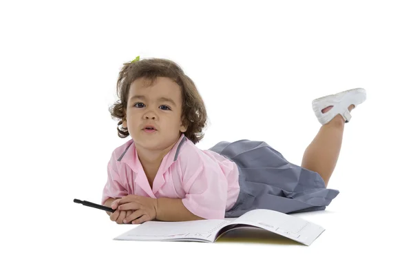 Menina bonito com notebook e caneta — Fotografia de Stock
