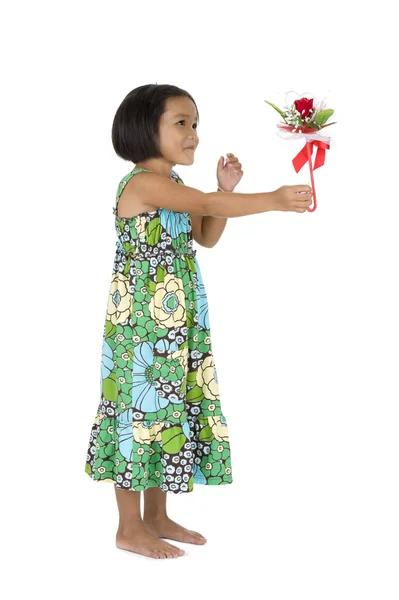 Милая девушка с цветочным подарком — стоковое фото