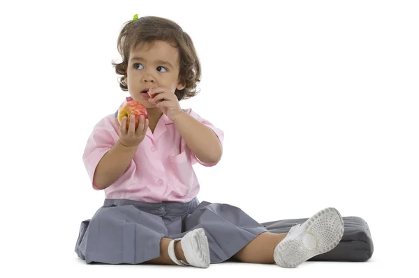 Söt liten flicka med ett äpple — Stockfoto