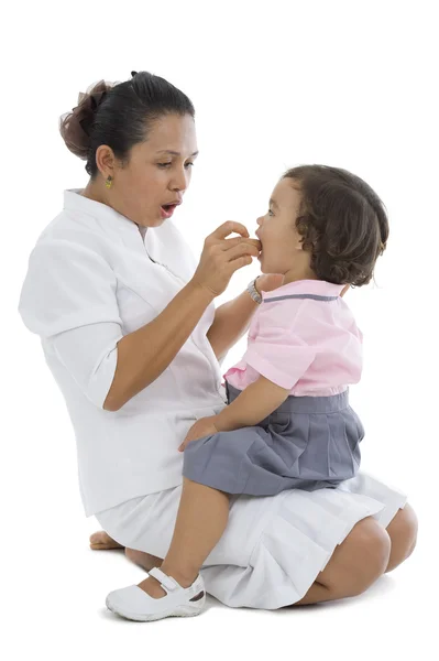 Matka krmí svou holčičku — Stock fotografie