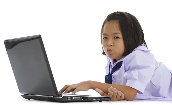 Aziatische schoolmeisje met laptop — Stockfoto