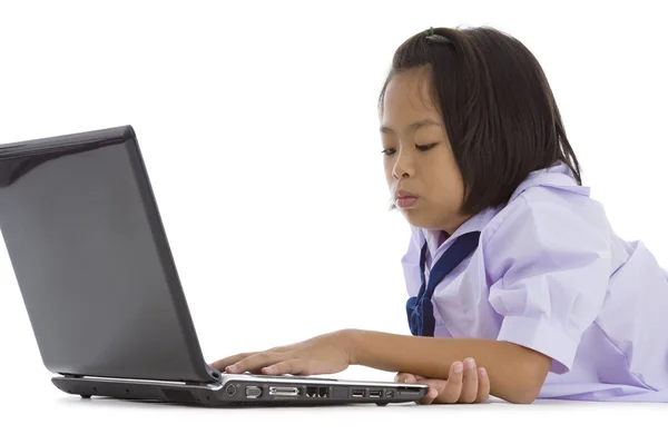 Aziatische schoolmeisje met laptop — Stockfoto