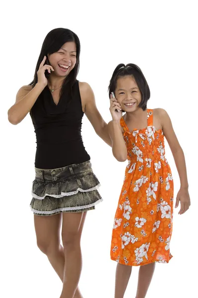 Matka i córka w telefonie — Zdjęcie stockowe