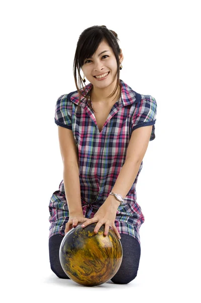 Krásná žena s bowlingovou kouli — Stock fotografie