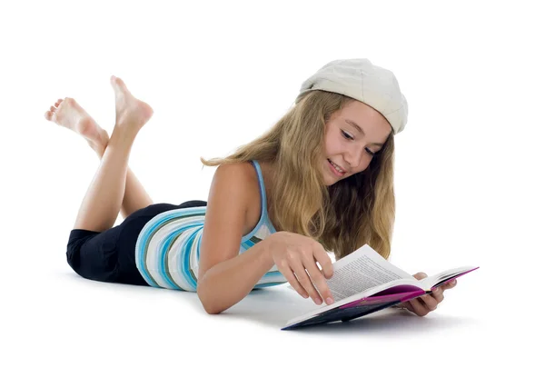 Ξανθός έφηβος, διαβάζοντας ένα βιβλίο — Φωτογραφία Αρχείου