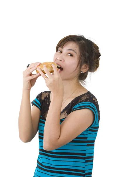 ハンバーガーを食べる若い女性 — ストック写真