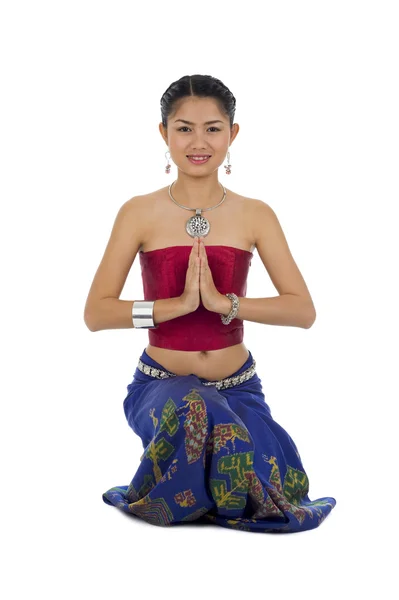 Schöne Asiatin mit Willkommensausdruck, isoliert auf weißem Rücken — Stockfoto