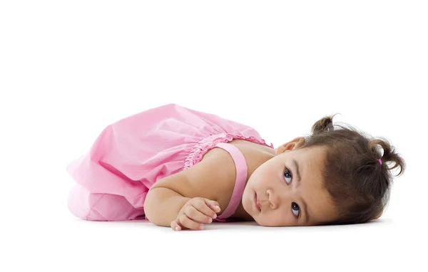 Маленька дівчинка лежить на підлозі — стокове фото