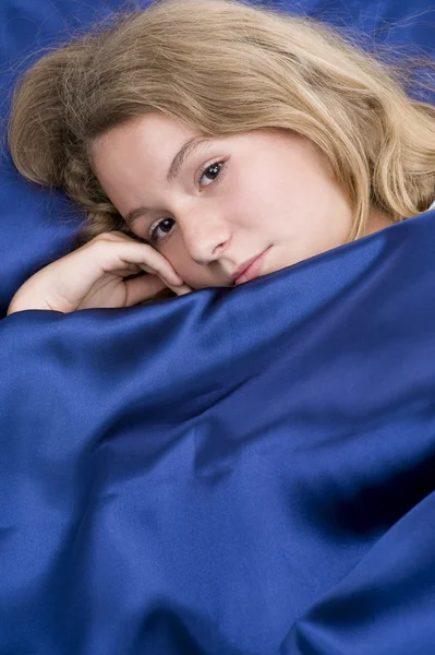 Chica joven en la cama — Foto de Stock