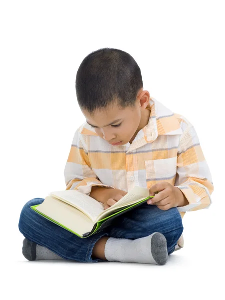 Маленький мальчик читает книгу — стоковое фото