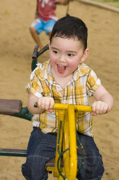 Roztomilý kluk na karuselu — Stock fotografie