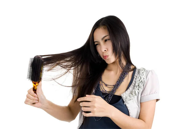 Nainen harjaa hiuksiaan. — kuvapankkivalokuva