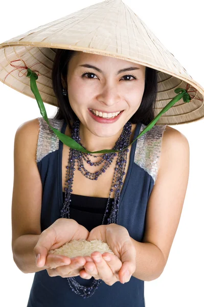 Žena s rýží v dlaních — Stock fotografie