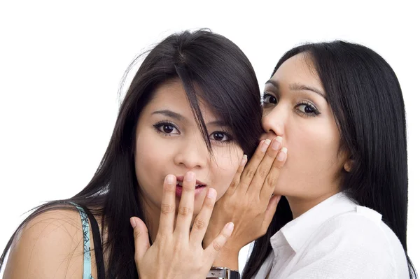 Femme racontant un secret à son ami — Photo