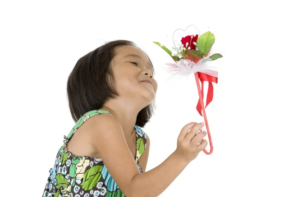 Menina bonito com presente de flor — Fotografia de Stock