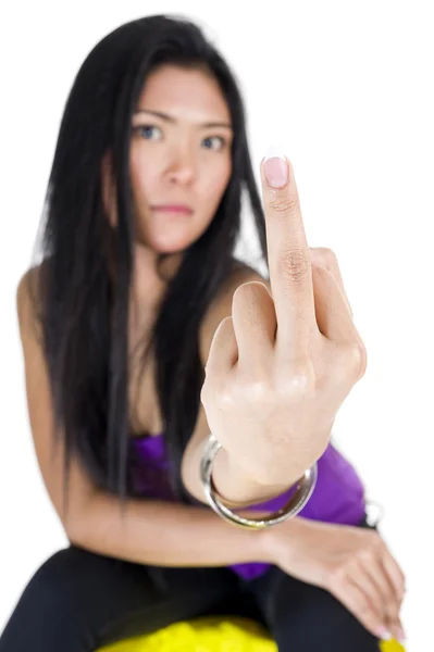 Όμορφη γυναίκα προβολή μεσαίο δάχτυλο — Stockfoto