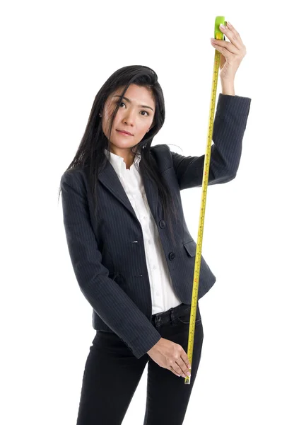 Affärskvinna med linjal — Stockfoto