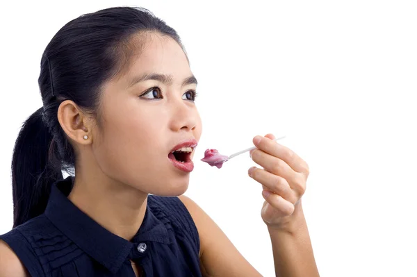 Jovem mulher bonita comendo iogurte — Fotografia de Stock